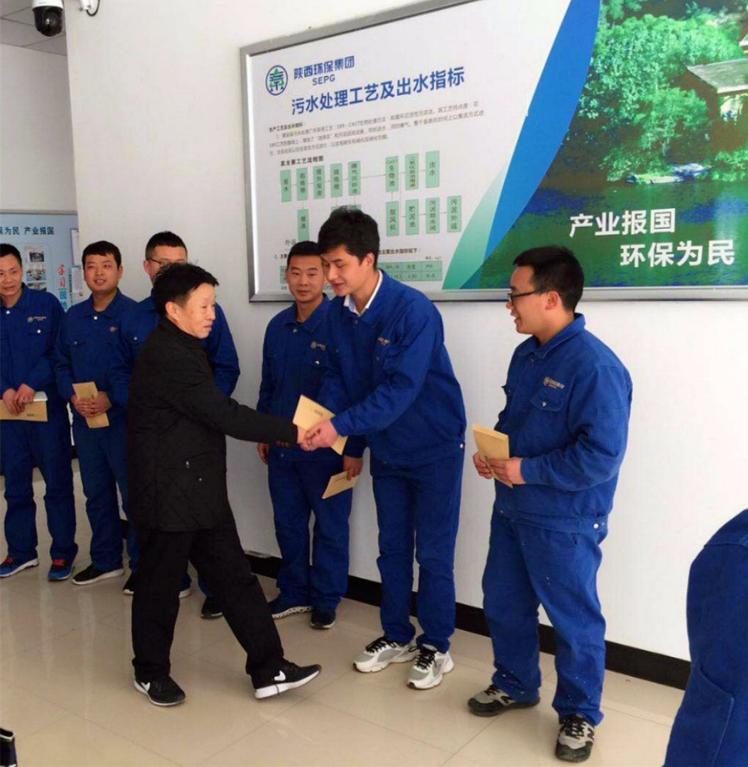 熊良虎到水环境公司镇安污水处置厂探望慰问生涯难题职工 熊良虎到水环境公司镇安污水处置厂探望慰问生涯难题职工