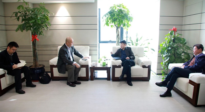 熊良虎会见华彩征询公司董事长、总裁白万纲 熊良虎会见华彩征询公司董事长、总裁白万纲