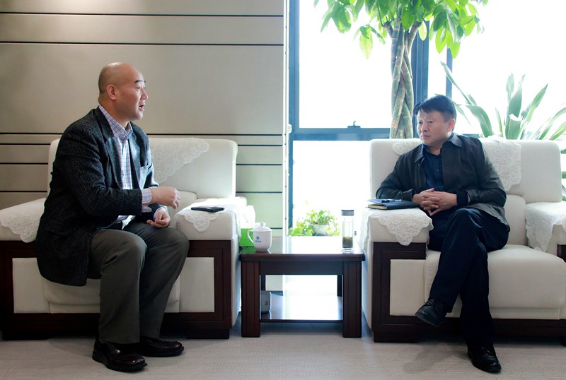 熊良虎会见华彩征询公司董事长、总裁白万纲 熊良虎会见华彩征询公司董事长、总裁白万纲