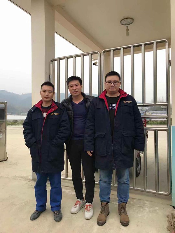 老人翻出大桥护栏欲轻生!危机时刻水环境公司职工一把拽住 老人翻出大桥护栏欲轻生!危机时刻水环境公司职工一把拽住