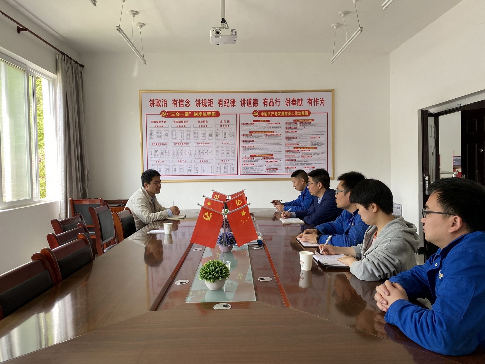 阐扬党员前锋圭表作用 我为一线办实事 阐扬党员前锋圭表作用 我为一线办实事