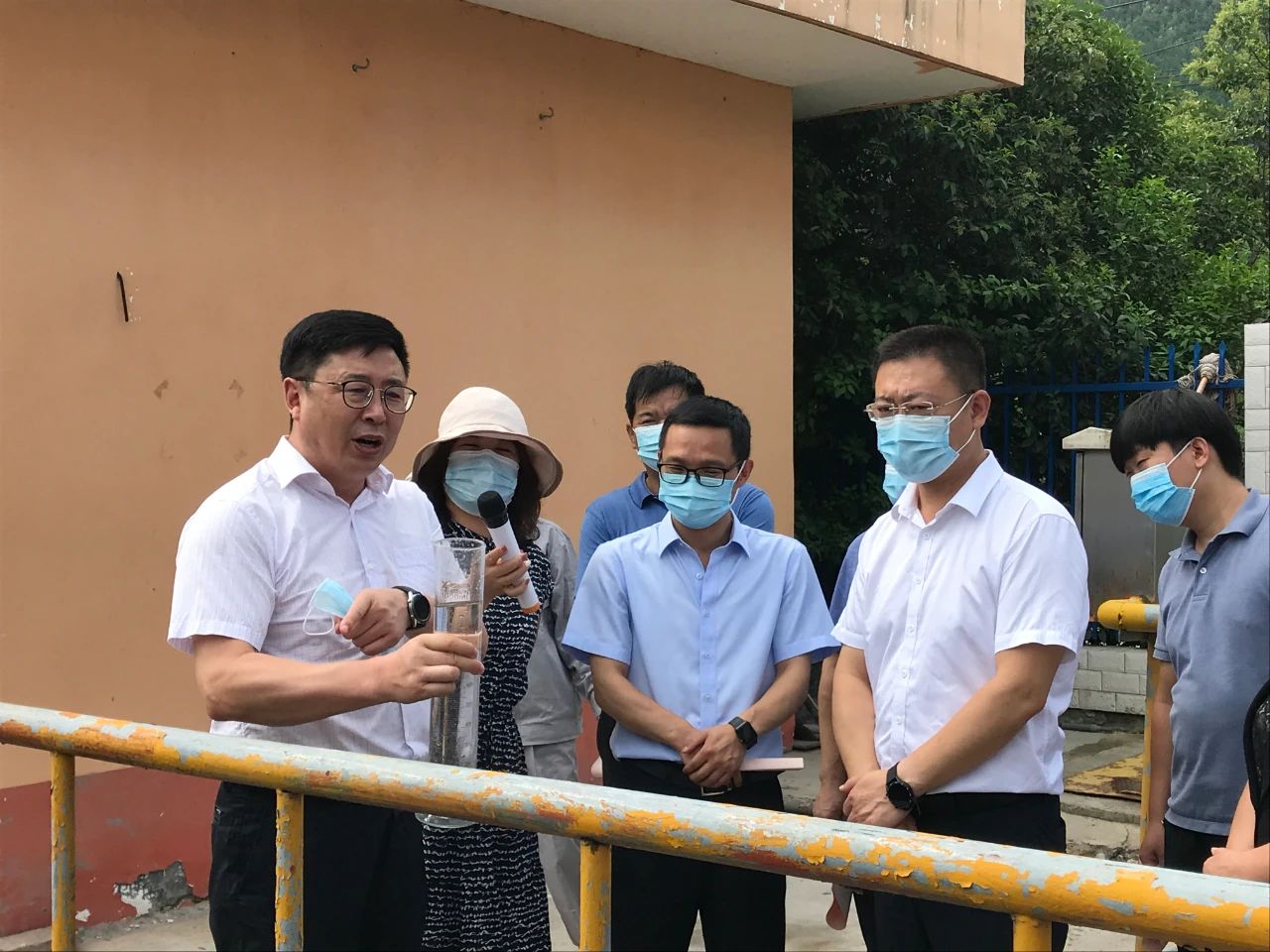 丹凤县政协主席周建政一行到丹凤县污水处置厂发展县域生态环境；ぷㄌ獾餮