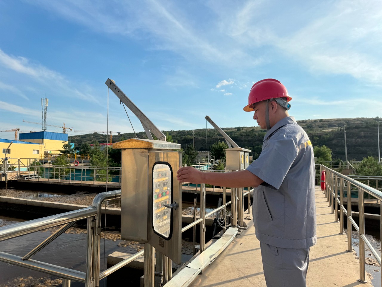 水环境公司职工贺虎荣获神木市人民当局宣告的“2023年度生态环境；すぷ飨冉孜摇比儆称号