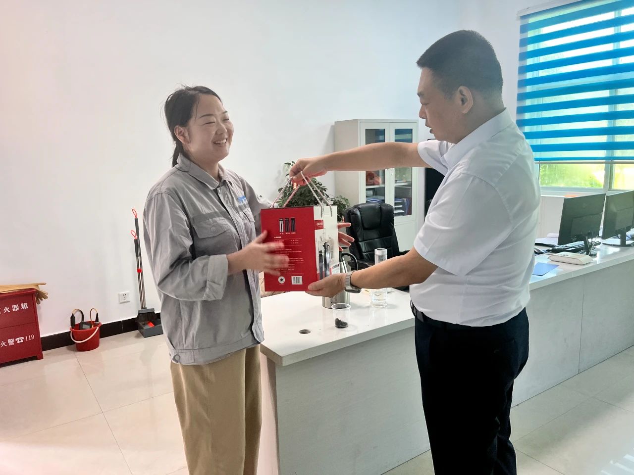 水环境公司发展夏季“送清冷”慰问活动 水环境公司发展夏季“送清冷”慰问活动
