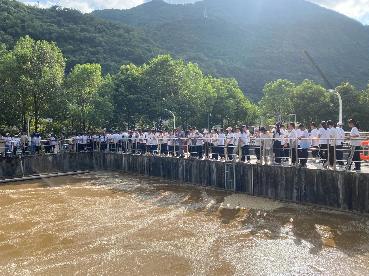 水环境公司镇安污水处置厂与镇安县第二中学进行沙巴设施公家盛开日活动暨“绿色文化教育基地”授牌典礼 水环境公司镇安污水处置厂与镇安县第二中学进行沙巴设施公家盛开日活动暨“绿色文化教育基地”授牌典礼